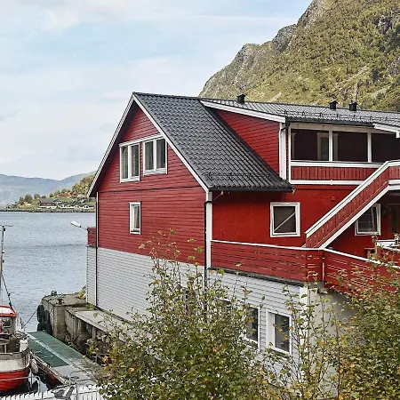 Three-bedroom Holiday In 4 * Selje